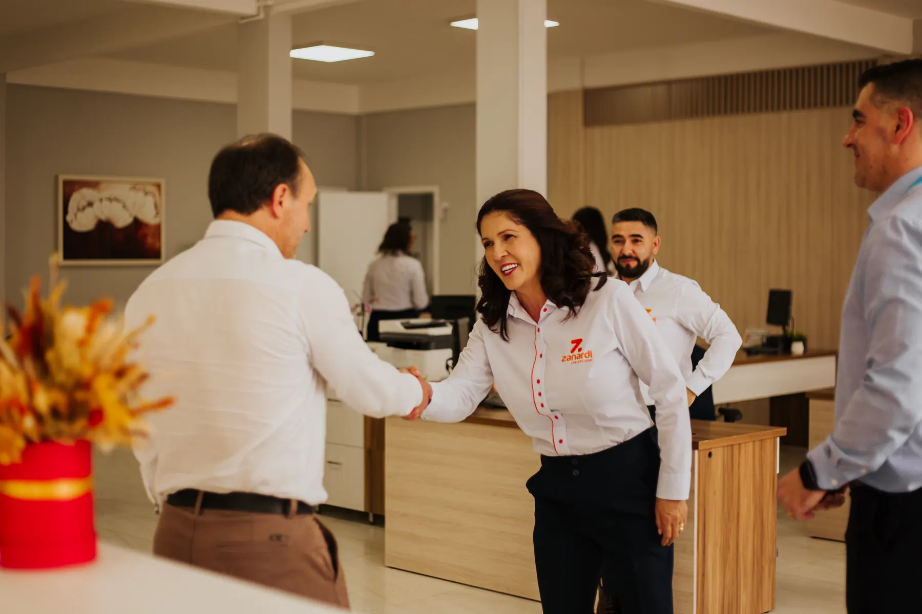 Contadora da Zanardi recebendo clientes no escritório